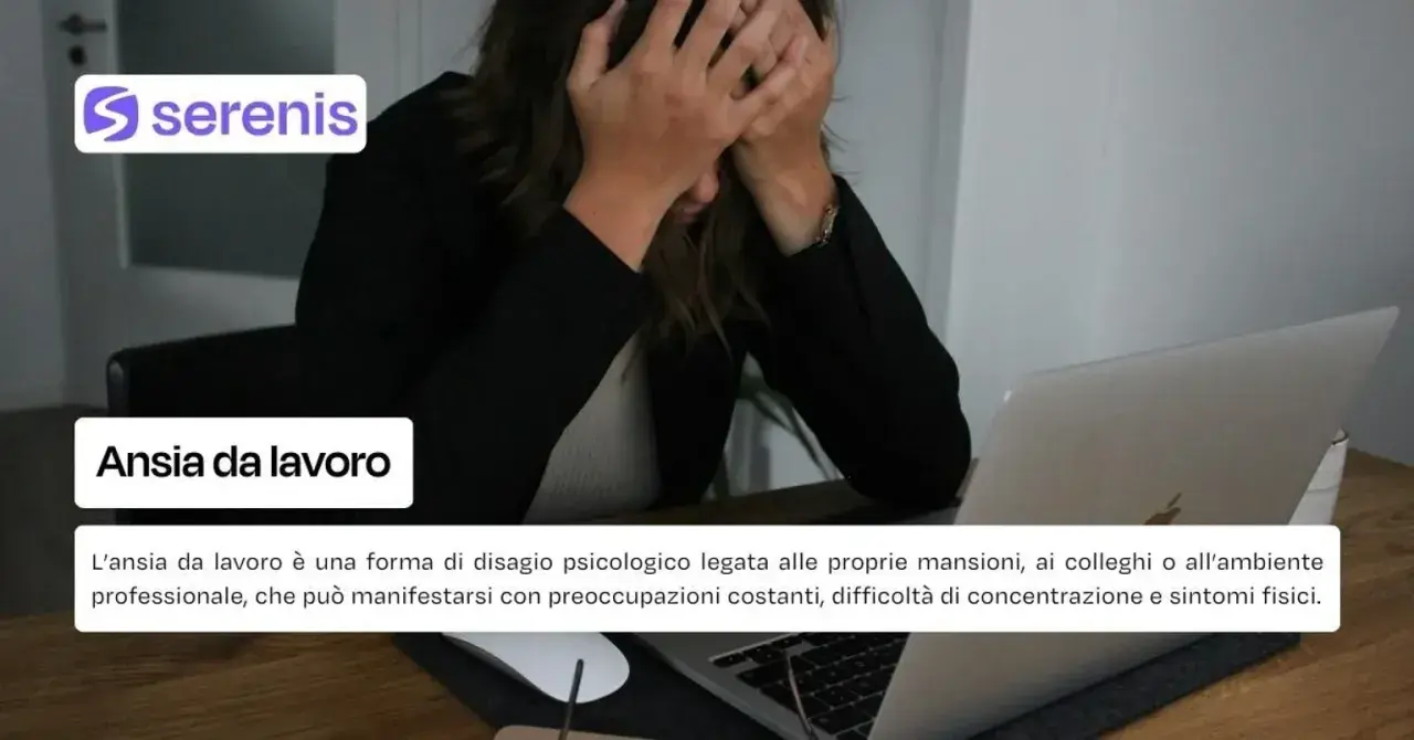Donna con le mani tra i capelli davanti a un laptop, simbolo di ansia da lavoro.
