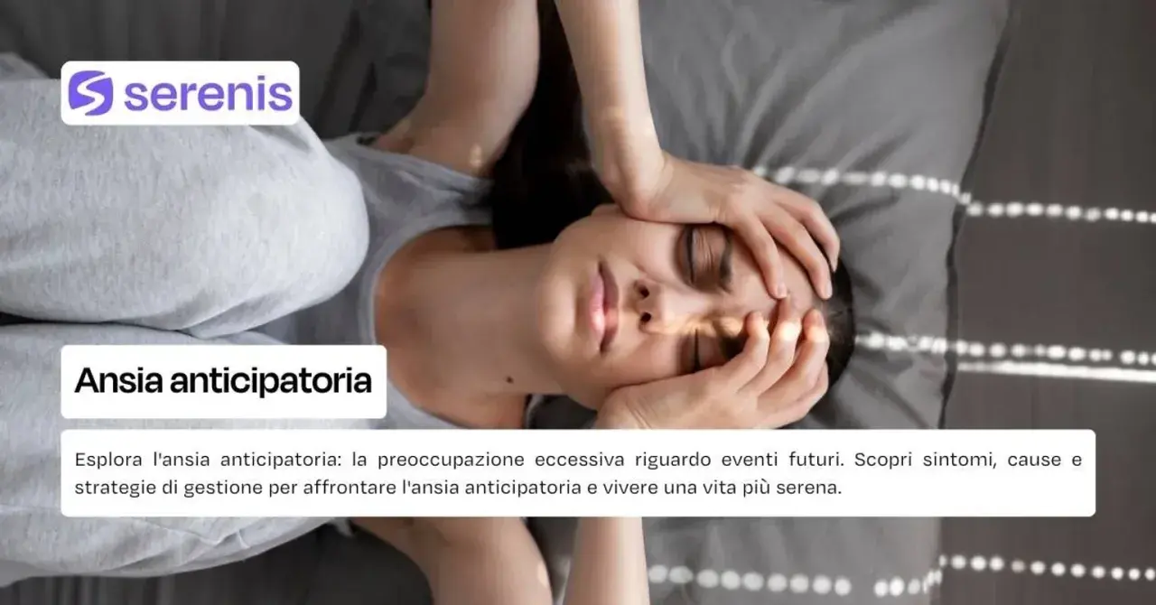 Donna con le mani sulla testa, espressione di agitazione e ansia. Testo: "Ansia anticipatoria".