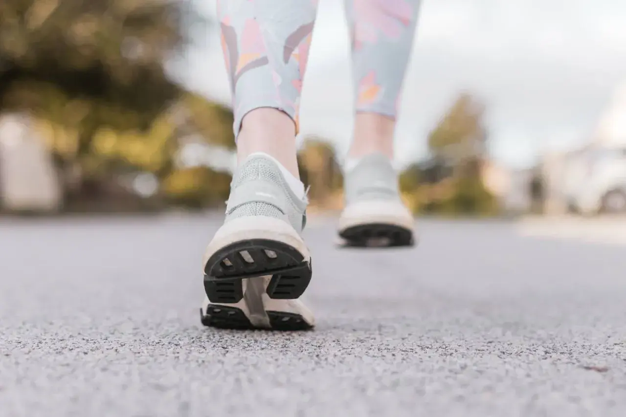Passi leggeri su strada, un passo alla volta, scoprendo il miglior sport contro la depressione.