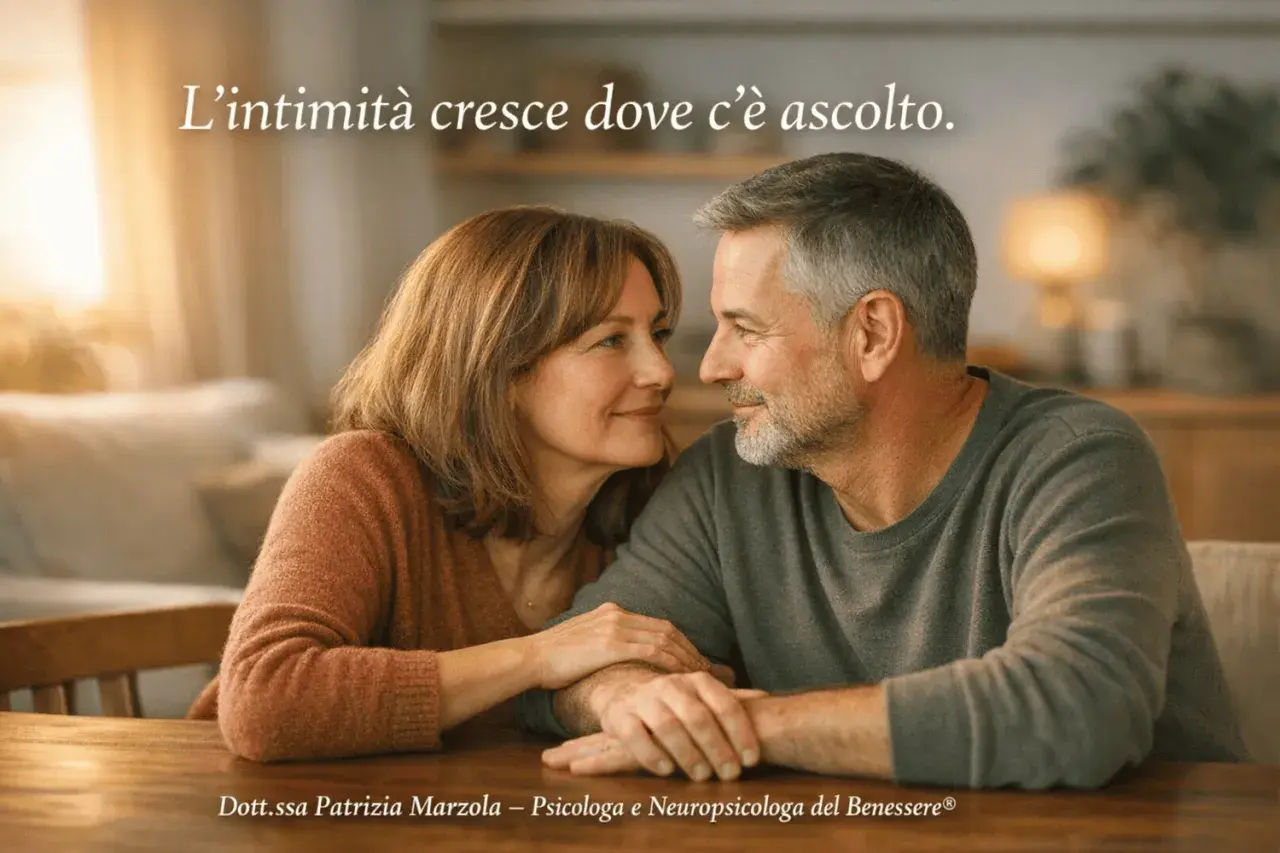Coppia matura si guarda con affetto, le mani intrecciate. L'intimità cresce dove c'è ascolto, fondamentale per fare l'amore.