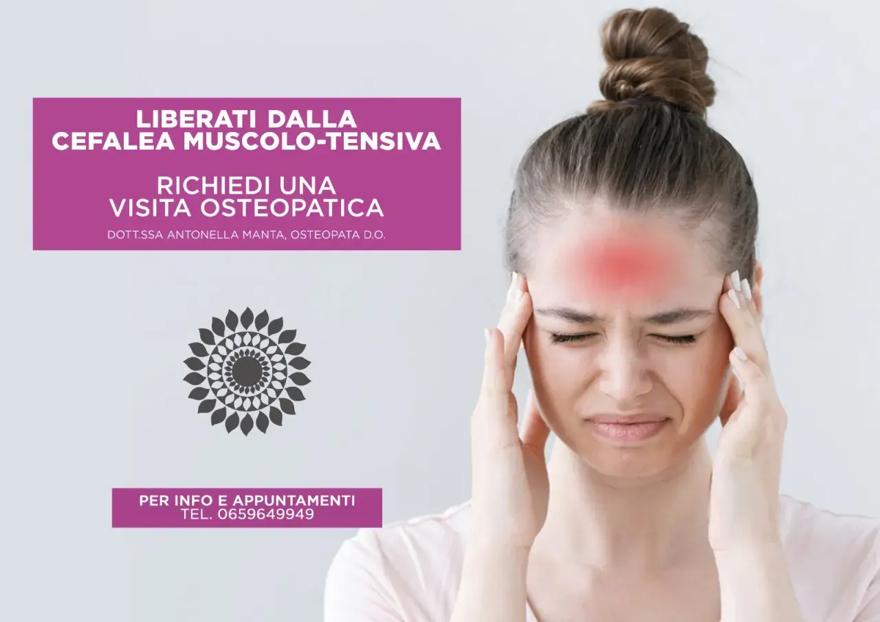 Donna con cefalea tensiva, mani sulle tempie. Osteopata Antonella Manta offre sollievo.
