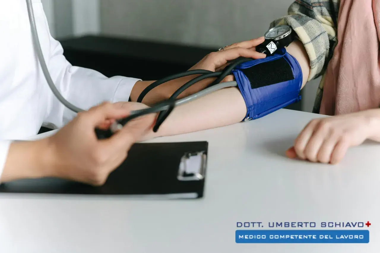 Medico controlla la pressione per sospetta malattia da burnout.