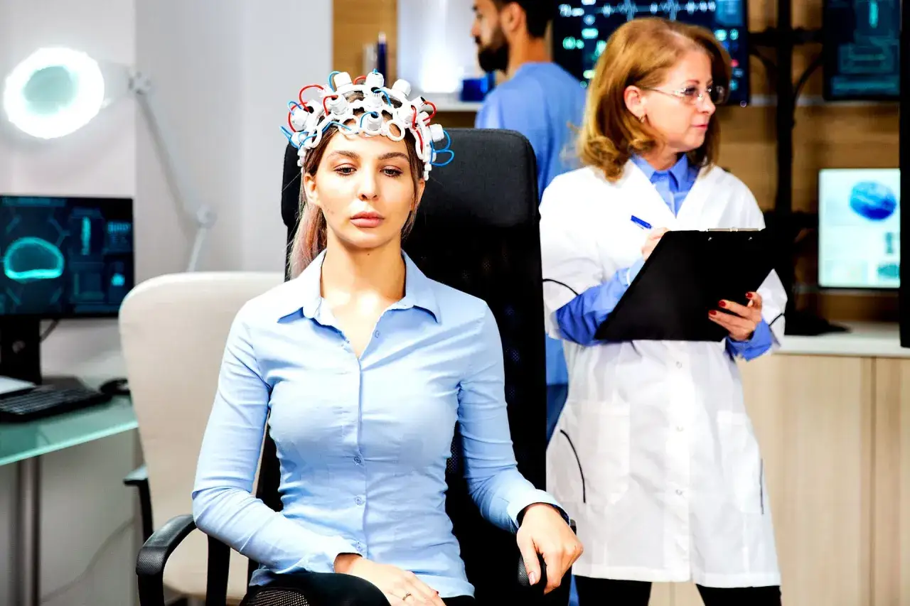 Donna con elettrodi sulla testa per esami neurologici per depressione, mentre un medico annota su una cartella.