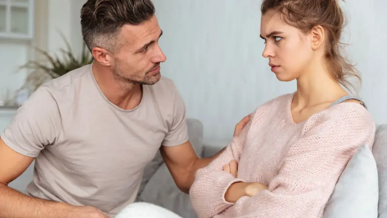 Un uomo cerca di consolare una donna arrabbiata, ma lei &egrave; ferita. Quando si tradisce &egrave; finito l'amore, e il suo sguardo lo dimostra.