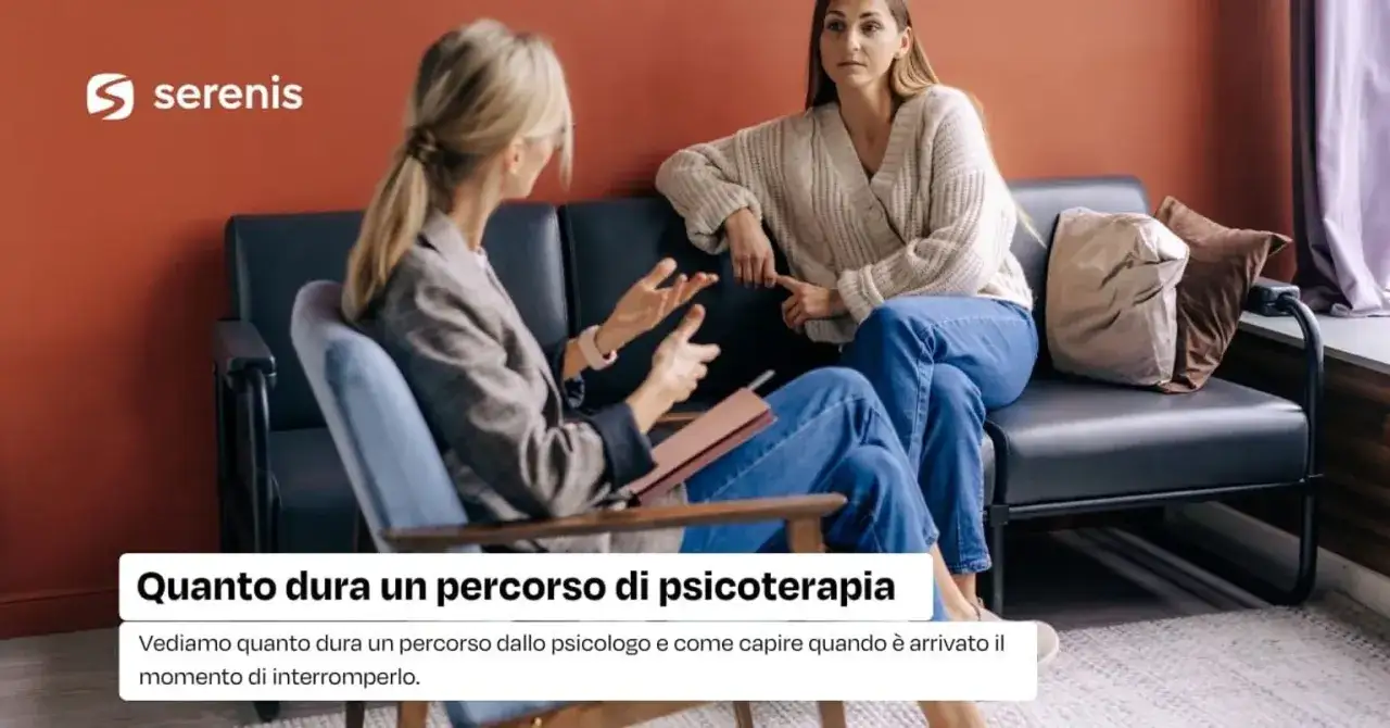 Due donne in seduta psicoterapeutica. Si discute di dopo quante sedute di psicoterapia si vedono i risultati, per capire quando interrompere il percorso.
