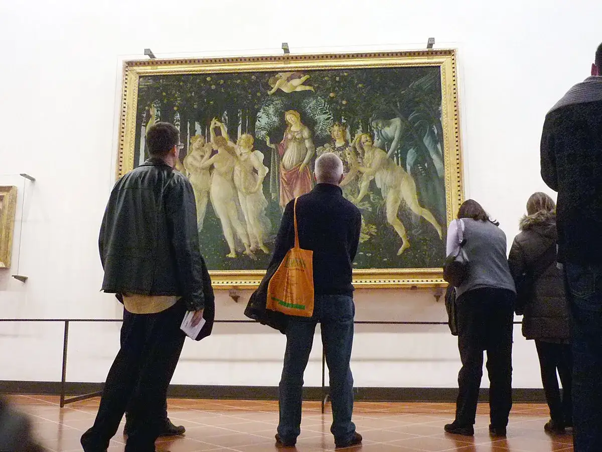 Persone ammirano un dipinto rinascimentale, forse la Primavera del Botticelli. L'opera è così bella che potrebbe causare la sindrome di Stendhal.