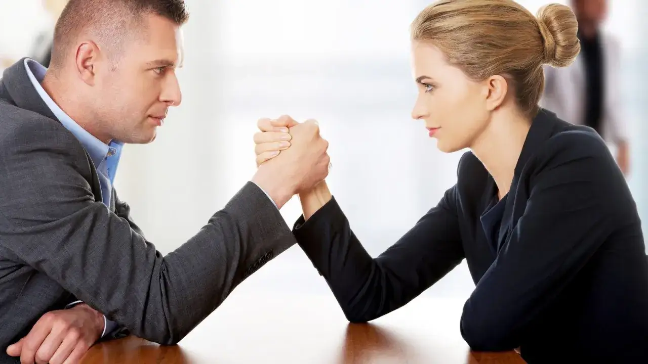 Uomo e donna in lotta per il potere, un'immagine che evoca il disturbo narcisistico di personalità.