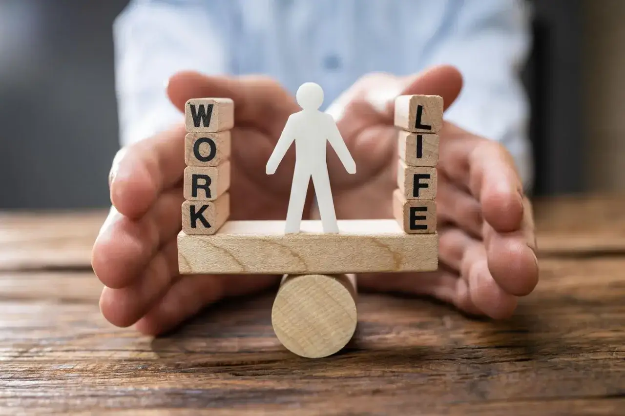 Bilancia che simboleggia l'equilibrio tra lavoro e vita privata, essenziale per la prevenzione del burnout.