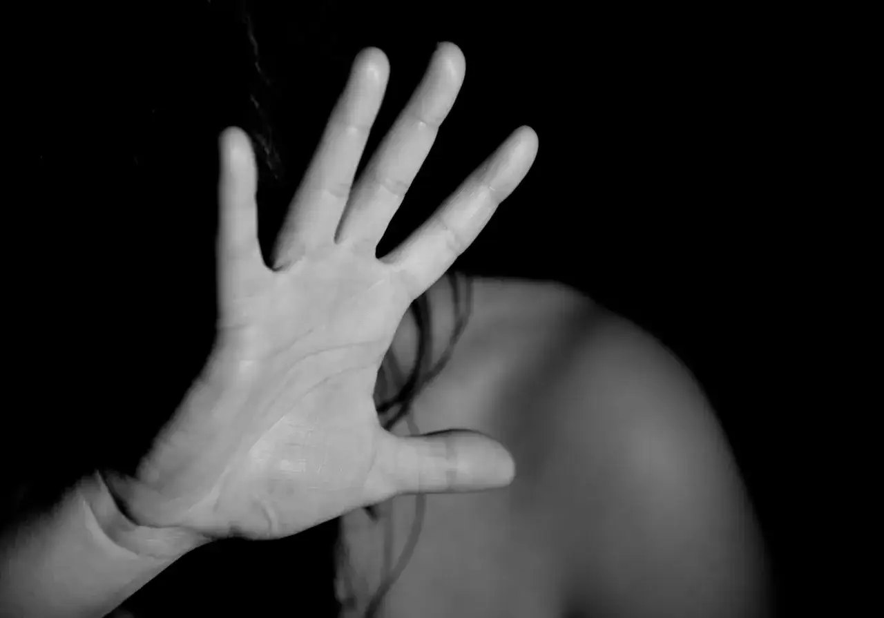Mano che copre il volto, simbolo di disagio. Si cercano rimedi naturali per la tricotillomania.