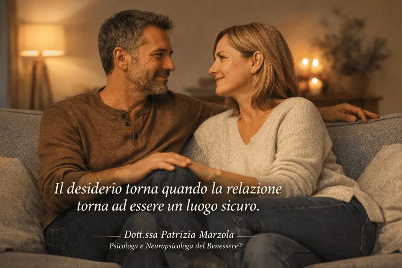 Coppia sul divano, sguardi complici. 