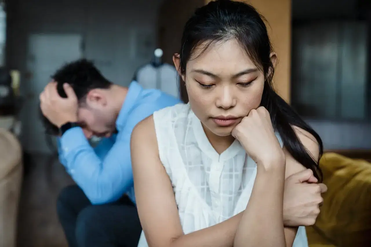 Coppia turbata, lei pensierosa, lui disperato. Come reagire alle bugie del partner? Un momento difficile da superare.